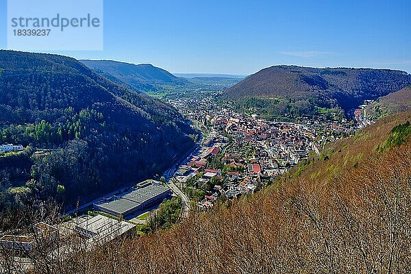 Blick vom Michelskäppele über Bad Urach  Schwäbische Alb  Baden-Württemberg  Deutschland  Europa