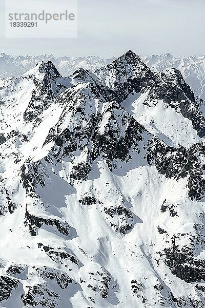 Gipfel und Berge im Winter  Sellraintal  Stubaier Alpen  Kühtai  Tirol  Österreich  Europa