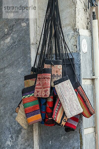 Set aus gewebten Geldbörsen im traditionellen Stil