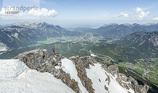 Wanderin blickt vom Thaneller  östliche Lechtaler Alpen  Tirol  Österreich  Europa