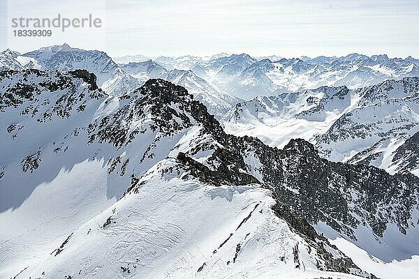 Gipfel und Berge im Winter  Sellraintal  Stubaier Alpen  Kühtai  Tirol  Österreich  Europa