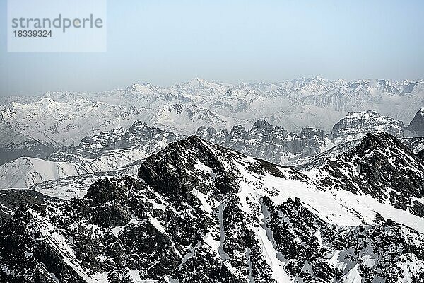 Gipfel und Berge im Winter  Sellraintal  Stubaier Alpen  Kühtai  Tirol  Österreich  Europa