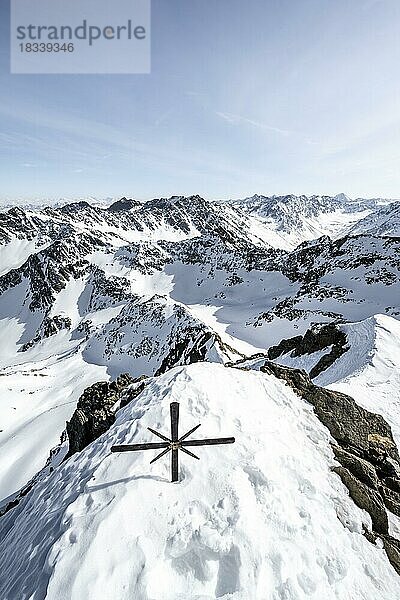 Gipfelgrat des Sulzkogel  Ausblick auf schneebedecktes Bergpanorama  hinten Gipfel Zwieselbacher Rosskogel  Kühtai  Stubaier Alpen  Tirol  Österreich  Europa