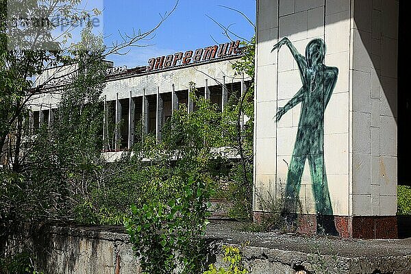 Lost place  Sperrzone  Pripjat  in der unbewohnbaren 30-Kilometer-Zone um das Kraftwerk von Tschernobyl und der Arbeitersiedlung Pripjat  Schattenbild am Kulturpalast Energetik  Ukraine  Europa