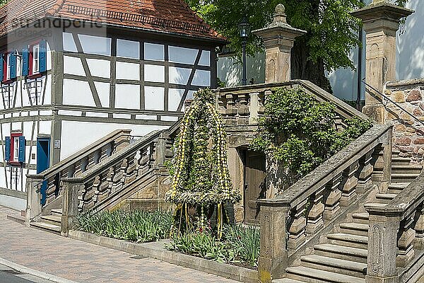 Geschmückter Brunnen  Osterbrunnen  Rheinzabern  Südpfalz  Pfalz  Rheinland-Pfalz  Deutschland  Europa