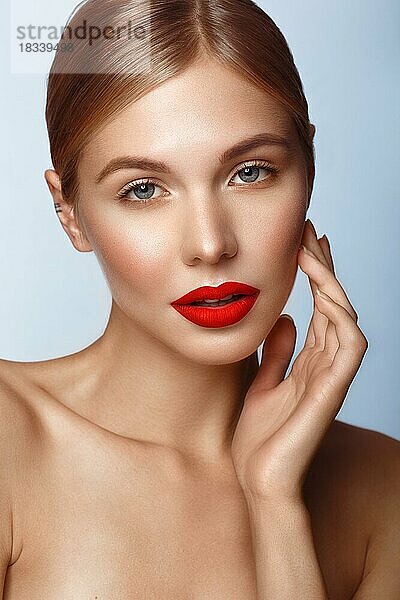 Schönes Mädchen mit roten Lippen und klassischem Make-up. Schönes Gesicht. Foto im Studio aufgenommen
