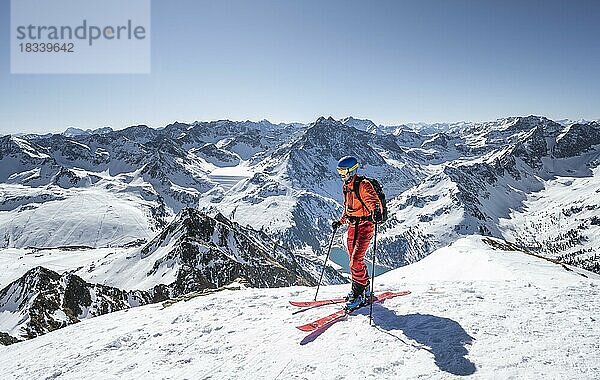 Skitourengeher am Gipfel des Pirchkogel  Bergpanorama  Ausblick auf verschneite Berggipfel  hinten Gipfel Sulzkogel  Kühtai  Stubaier Alpen  Tirol  Österreich  Europa