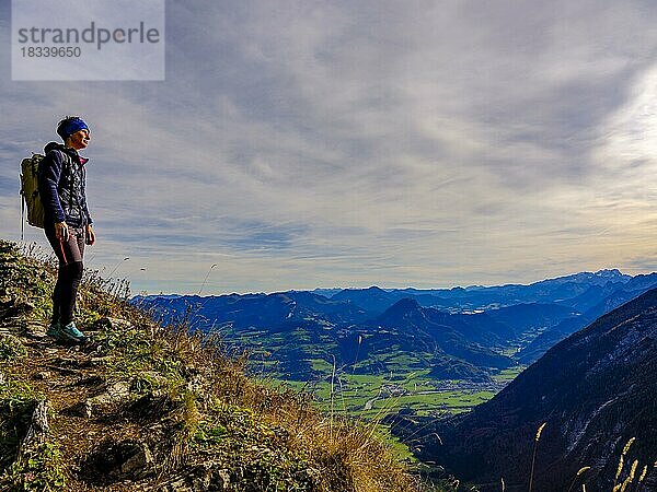 Bergsteigerin genießt die Aussicht auf das Salzachtal  hinten Osterhorngruppe und Hoher Dachstein  Golling  Salzburger Land  Österreich  Europa