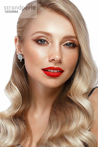 Schöne Blondine in einer Hollywood-Manier mit Locken  natürlichem Make-up und roten Lippen. Schönheit Gesicht und Haar. Bild im Studio aufgenommen