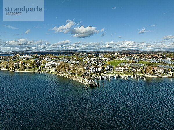 Blick über den Bodensee mit dem südlichen Teil der Insel Reichenau  links das traditionelle Strandhotel Löchnerhaus  Bildmitte der Schiffsanleger und der Yachthafen Herrenbruck  Mittelzell  Landkreis Konstanz  Baden-Württemberg  Deutschland  Europa