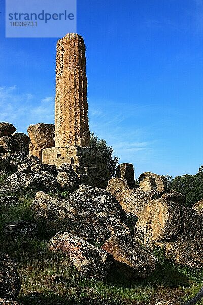 Im Parco Valle dei Templi di Agrigento  Unesco Weltkulturerbe  Überreste der antiken Stadt Akragas im Tal der Tempel von Agrigent  Sizilien  Italien  Europa