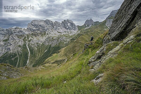 Wanderer auf Wanderweg zur Raudenspitze  Ausblick über das Tal Val Fleons auf felsige Berggipfel mit Monte Avanza  Karnischer Alpen  Kärnten  Österreich  Europa