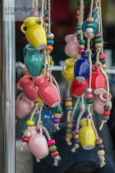 Traditionelle Töpferwaren zum Verkauf auf dem Markt