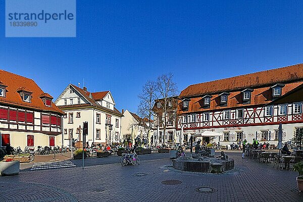 Historisches Stadtzentrum von Lorsch mit traditionellen Fachwerkhäusern an einem sonnigen Tag  Lorsch  Deutschland  Europa