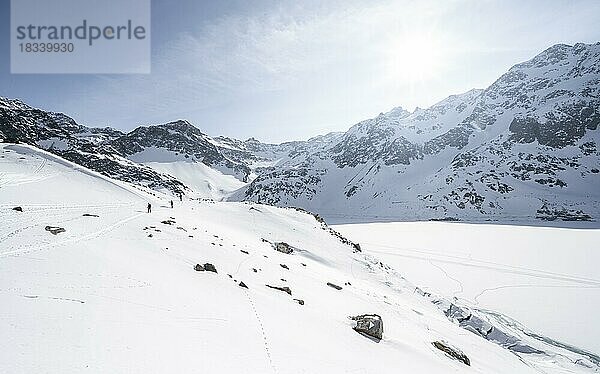 SKitourengeher am Speichersee  Speicher Finstertal  AUfstieg zum Sulzkogel  Kühtai  Stubaier Alpen  Tirol  Österreich  Europa