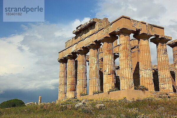 Selinunt  Tempel E in der archaeologischen Ausgrabungsstaette von Selinunte  Provinz Trapani  Sizilien  Italien  Europa