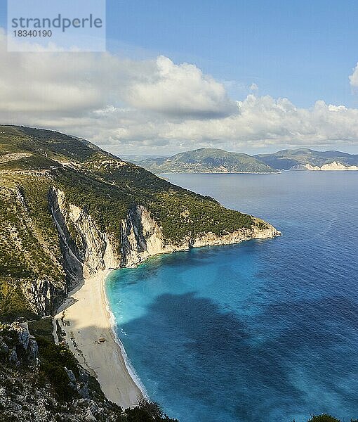 Myrtos Beach  Blick von oben  weißer Sandstrand  Bucht in Steilküste  bewachsene Hänge  blaues und türkisfarbenes Meer  blauer Himmel mit grauweißen Wolken  Insel Kefalonia  Ionische Inseln  Griechenland  Europa