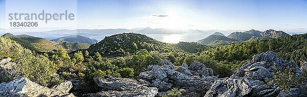 Vulkanhalbinsel Methana  Blick übers Meer und Landschaft mit Bergen und erloschen Vulkanen  Saronischer Golf  Peloponnes  Griechenland  Europa