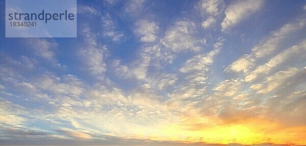Stimmungsvolle Wolkenbildung (Cirrocumulus) bei Sonnenaufgang
