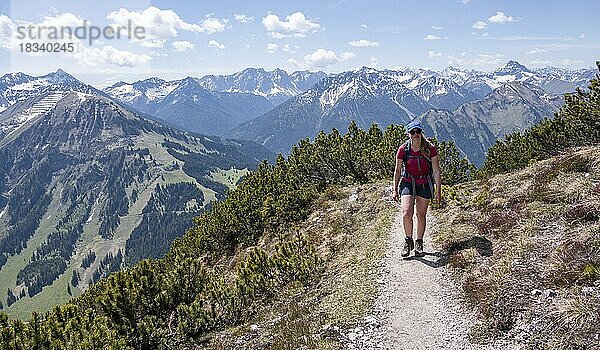 Wanderer  Wanderung zum Thaneller  östliche Lechtaler Alpen  Tirol  Österreich  Europa