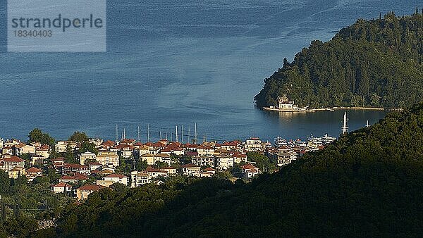 Hafenort Nidri  Teleaufnahme  Wälder  Bucht  Insel Lefkada  Lefkas  Ionische Inseln  Griechenland  Europa