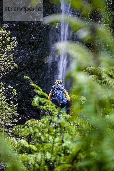Abenteuer in der Natur  Wanderin am Wasserfall Caldeirão Verde am PR9 Levada do Caldeirão Verde  Madeira  Portugal  Europa