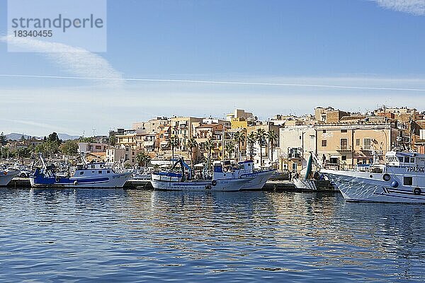 Fischerboote im Hafen von Porticello  Region Palermo  Sizilien  Italien  Europa