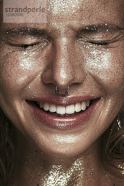 Porträt eines Mädchens mit Emotionen im Gesicht. Foto im Studio aufgenommen