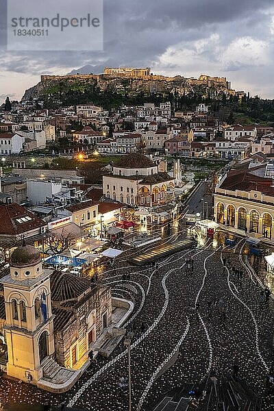 Ausblick über die Altstadt von Athen  mit Kirche Panagia Pantanassa  Tzisdarakis Moschee und Akropolis  beleuchteter Monastiraki-Platz  Athen  Attika  Griechenland  Europa