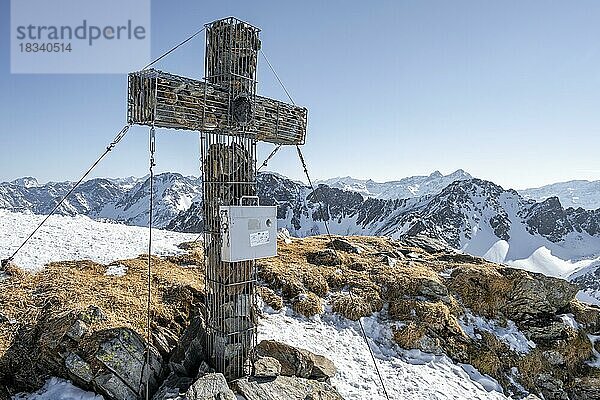 Gipfelkreuz am Gipfel des Mitterzeigerkogel im Winter  Sellraintal  Kühtai  Tirol  Österreich  Europa
