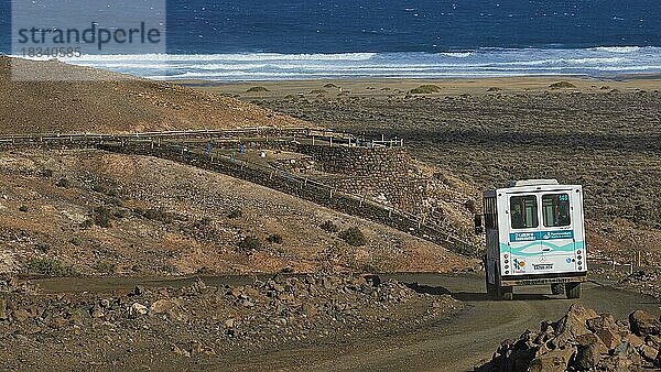 Wilder Süden  Westküste  Vierrad-Minibus  nicht-asphaltierte Straße  karge Landschaft  blauer Himmel  wenige Wolken  Fuerteventura  Kanarische Inseln  Spanien  Europa