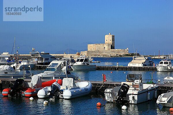 Stadt Trapani  der Hafen und das ehemalige Lazarett  Lazzaretto Castello della Colombaia  Sizilien  Italien  Europa