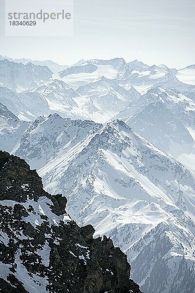 Gipfel und Berge im Winter  Sellraintal  Stubaier Alpen  Kühtai  Tirol  Österreich  Europa