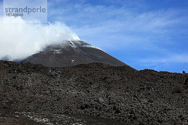 Ätna  Etna  Vulkanlandschaft und der rauchende Gipfel des Etna  Sizilien  Italien  Europa