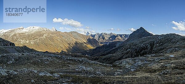 Blick auf die Berge am Bernina Pass  Engadin  Schweiz  Europa
