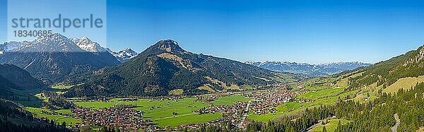 Panorama ins Ostrachtal mit Bad Oberdorf  Bad Hindelang  und Imberger Horn  1656m  Oberallgäu  Allgäu  Schwaben  Bayern  Deutschland  Europa