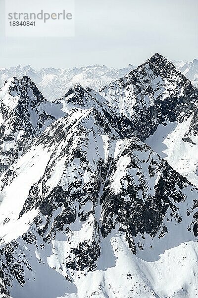 Gipfel und Berge im Winter  Sellraintal  Stubaier Alpen  Kühtai  Tirol  Österreich  Europa