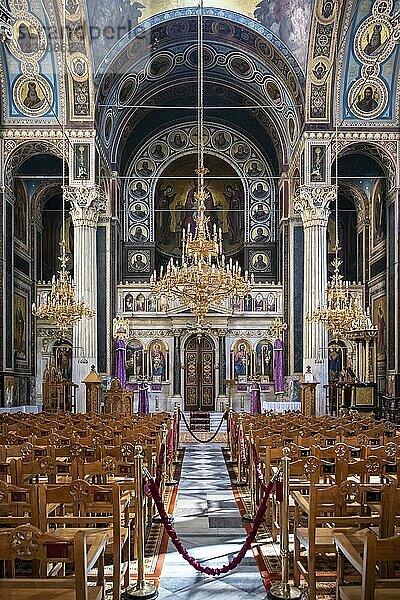 Kathedrale Mariä Verkündigung  Griechisch-Orthodoxe Kirche  Altar und Stuhlreihen  verzierter Innenraum  Athen  Griechenland  Europa