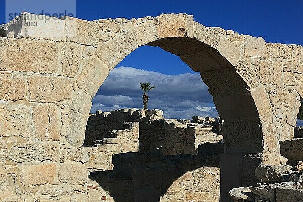 Kourion  assyrisch Ku-ri-i  altgriechisch  lateinisch Curium  historische  antike Ausgrabungsstätte  Ruinenstätte  Steinbogen  Zypern  Europa