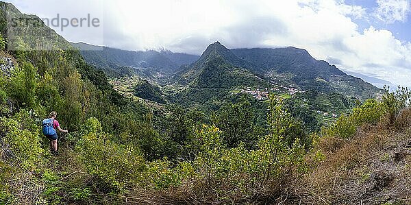 Wanderin im Wald  Grünes Bergtal mit Wald und Bergen  Boaventura  Madeira  Portugal  Europa