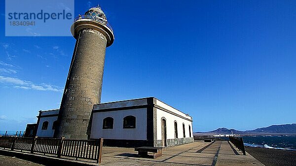 Leuchtturm komplett  rund  schwarz  Gebäude  Superweitwinkel  Wilder Süden  Punta de Jandia  karge Landschaft  blauer Himmel  wenige Wolken  Fuerteventura  Kanarische Inseln  Spanien  Europa