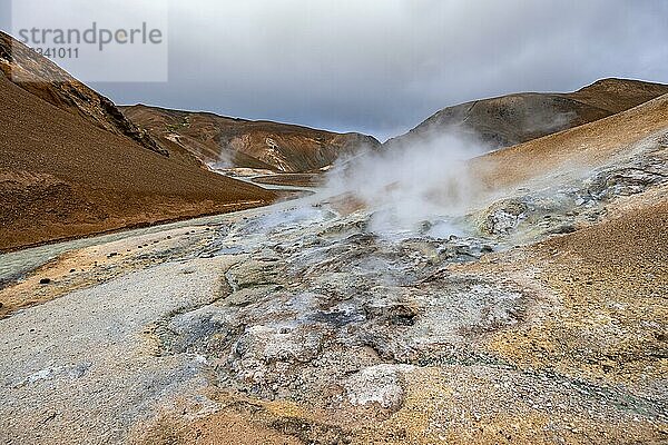 Heiße Quellen und dampfender Bach zwischen bunten Rhyolith Bergen  Geothermalgebiet Hveradalir  Kerlingarfjöll  isländisches Hochland  Island  Europa