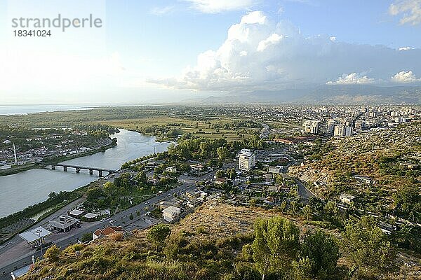 Blick auf die Stadt  den Fluss Buna und den Skutarisee  Shkodra  Shkoder  Albanien  Europa