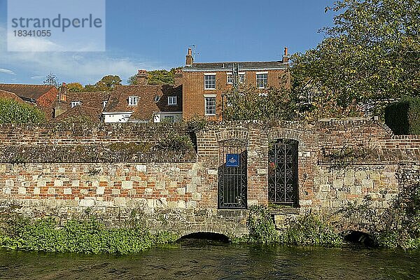 Gartenmauer  Chesil House  River Itchen  Winchester  Hampshire  England  Großbritannien  Europa