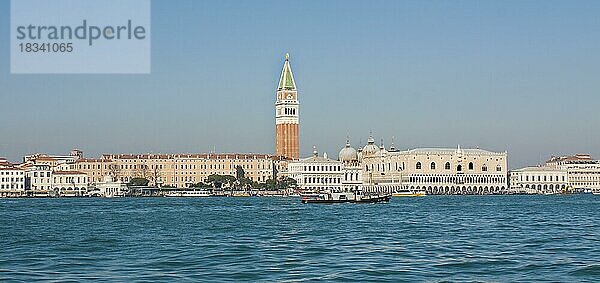 Dogenpalast  Bibliothek und Markusdom vom Wasser aus  Venedig  Italien  Europa