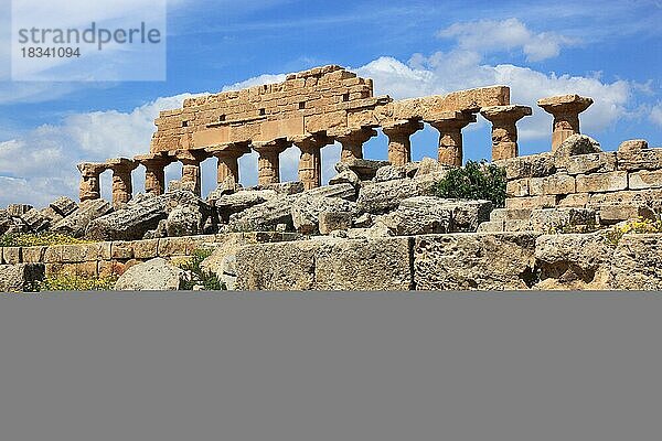 Selinunt  Überreste von den Tempeln der Akropolis in der archäologischen Ausgrabungsstätte von Selinunte  Provinz Trapani  Sizilien  Italien  Europa