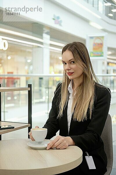 Schönes Mädchen Büroangestellte mit Kaffeepause in großen Einkaufszentrum