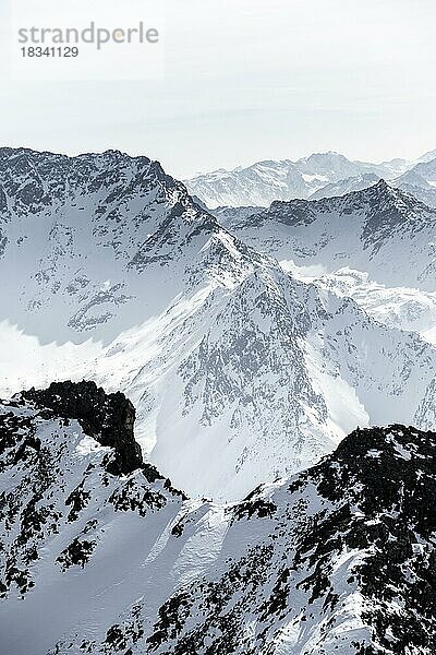 Gipfel und Berge im Winter  Sellraintal  Stubaier Alpen  Kühtai  Tirol  Österreich  Europa