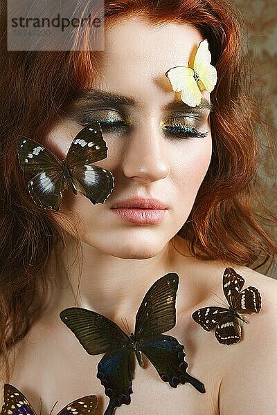 Close up Porträt von zarten Mädchen mit Schmetterlingen auf ihrem Gesicht und Körper