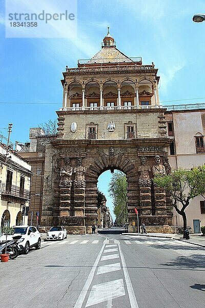 Stadt Palermo  das Porta Nuova  neues Tor  das wichtigste Stadttor am Nordende des Normannenpalasts  UNESCO Weltkulturerbe  Sizilien  Italien  Europa